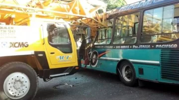 Una grúa pasó en rojo, chocó contra un micro y dejó 20 heridos Una grúa pasó en rojo, chocó contra un micro y dejó 20 heridos