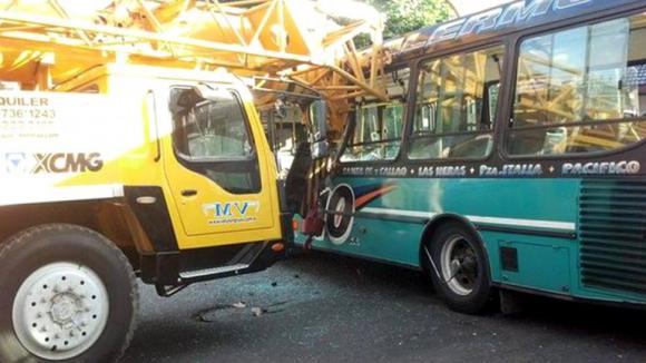 Una grúa pasó en rojo, chocó contra un micro y dejó 20 heridos Una grúa pasó en rojo, chocó contra un micro y dejó 20 heridos