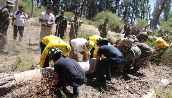 Enseñaron a los soldados a ayudar a los bomberos Enseñaron a los soldados a ayudar a los bomberos