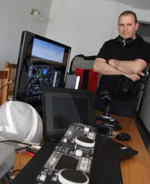 Es gerente de un banco, aviador, andinista e investiga sobre ovnis Es gerente de un banco, aviador, andinista e investiga sobre ovnis