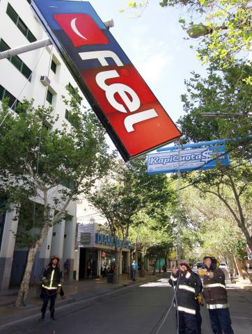 Lucha contra el viento para bajar un letrero peligroso Lucha contra el viento para bajar un letrero peligroso
