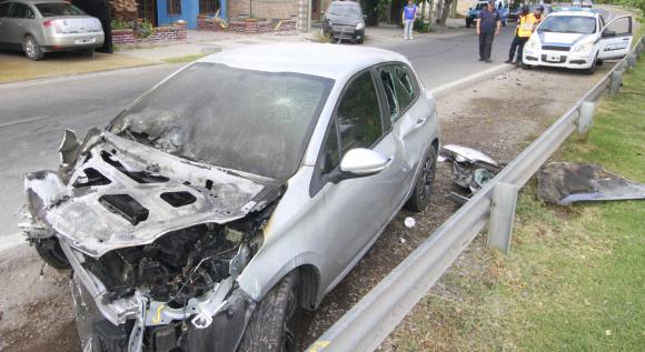 Embistió a un joven, un auto y su coche se prendió fuego Embistió a un joven, un auto y su coche se prendió fuego