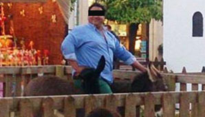 Un hombre obeso se subió al burro de un pesebre y lo mató Un hombre obeso se subió al burro de un pesebre y lo mató