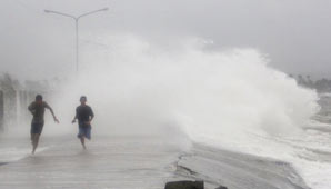 Tres muertos y más de 700.000 evacuados por un tifón en Filipinas Tres muertos y más de 700.000 evacuados por un tifón en Filipinas
