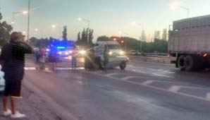 Circunvalación: una camioneta le destrozó la parte trasera a un auto y se dio a la fuga Circunvalación: una camioneta le destrozó la parte trasera a un auto y se dio a la fuga