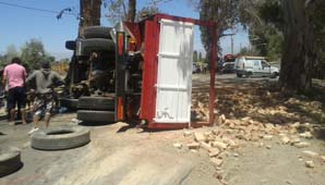 Camión se topó con un pozo y volcó su cargamento de ladrillos Camión se topó con un pozo y volcó su cargamento de ladrillos