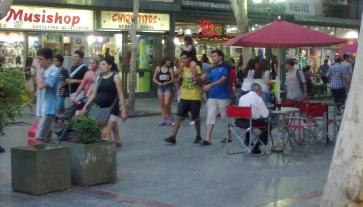 De la mano del aguinaldo a los estatales, el centro se colmó de gente haciendo compras De la mano del aguinaldo a los estatales, el centro se colmó de gente haciendo compras