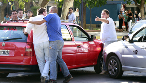 Remiseros ilegales cortan en distintos puntos a la espera de la nueva ley que regula el sector Remiseros ilegales cortan en distintos puntos a la espera de la nueva ley que regula el sector