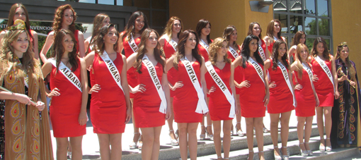 Con un impresionante despliegue y el apoyo familiar, las 19 candidatas a reina se presentaron en sociedad Con un impresionante despliegue y el apoyo familiar, las 19 candidatas a reina se presentaron en sociedad