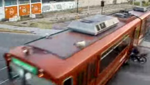 Un motociclista chocó contra un tren: mirá el impresionante video Un motociclista chocó contra un tren: mirá el impresionante video