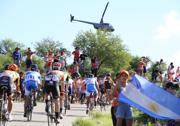 Quines vivió su fiesta con el paso del Tour Quines vivió su fiesta con el paso del Tour