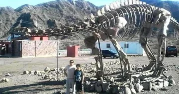El dino de la Ruta 150 se convirtió en una atracción El dino de la Ruta 150 se convirtió en una atracción