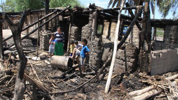 Sola y con 7 hijos, quedó sin nada por un incendio Sola y con 7 hijos, quedó sin nada por un incendio