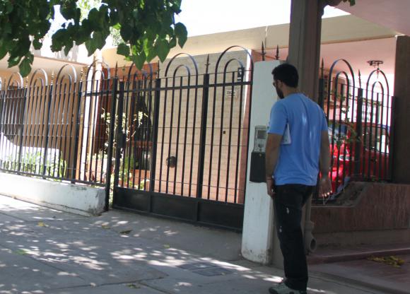 A golpes, una mujer y su hija echan de su casa a 3 ladrones A golpes, una mujer y su hija echan de su casa a 3 ladrones