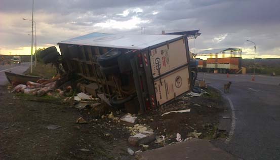 Camión volcó en la Difunta y su conductor quedó atrapado Camión volcó en la Difunta y su conductor quedó atrapado