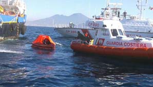 Dramático salvataje de un barco repleto de inmigrantes Dramático salvataje de un barco repleto de inmigrantes