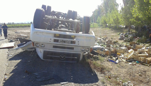 Camión con verduras volcó y la gente aprovechó para saquearlo Camión con verduras volcó y la gente aprovechó para saquearlo