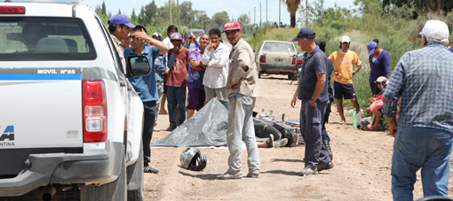 Una mujer iba de acompañante en una moto, se cayó y un camión la aplastó: murió en el acto Una mujer iba de acompañante en una moto, se cayó y un camión la aplastó: murió en el acto