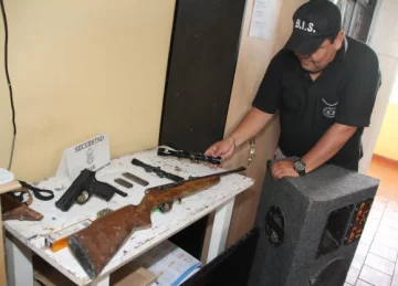 Hallan armas y aparatos sin papeles Hallan armas y aparatos sin papeles