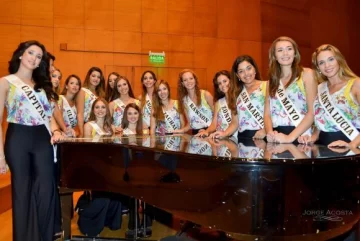 El escenario del espectáculo final, un mini estadio rodeado por tribunas El escenario del espectáculo final, un mini estadio rodeado por tribunas