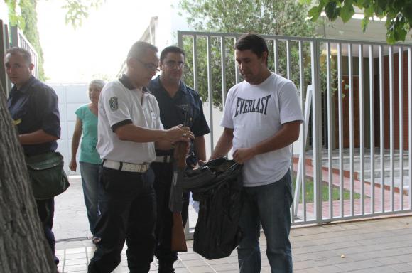 Dos menores asaltan, toman 2 rehenes, caen y los liberan Dos menores asaltan, toman 2 rehenes, caen y los liberan