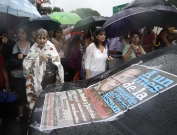 Entre silencios y manos arrugadas Entre silencios y manos arrugadas