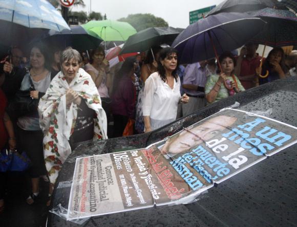 Entre silencios y manos arrugadas Entre silencios y manos arrugadas