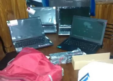 Se quedó en un baño para robar Se quedó en un baño para robar