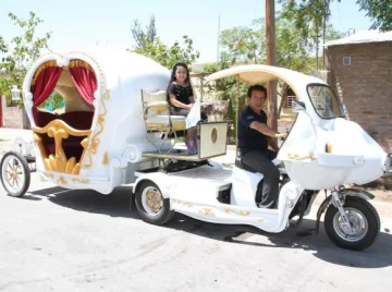 Por amor a su hija decidió transformar su moto en una carroza de princesa Por amor a su hija decidió transformar su moto en una carroza de princesa