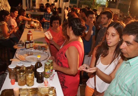 Un circuito donde la gente puede probar desde jamón a fernet, gratis Un circuito donde la gente puede probar desde jamón a fernet, gratis