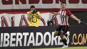 Estudiantes debutó con una goleada ante Barcelona Estudiantes debutó con una goleada ante Barcelona