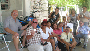 La gente comenzó a hacer cola para no quedarse sin entradas del espectáculo final La gente comenzó a hacer cola para no quedarse sin entradas del espectáculo final