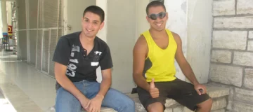 Con 24 hs de anticipación, la gente hace cola para las entradas del cierre Con 24 hs de anticipación, la gente hace cola para las entradas del cierre