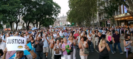 Una multitud homenajeó a Nisman en Buenos Aires Una multitud homenajeó a Nisman en Buenos Aires