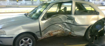 Chocó contra un árbol tras colisionar con otro vehículo Chocó contra un árbol tras colisionar con otro vehículo