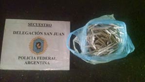 Tenían antecedentes por drogas y cayeron con 170 porros Tenían antecedentes por drogas y cayeron con 170 porros