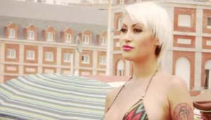 Juguetona en la bañera Juguetona en la bañera