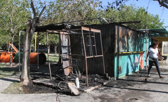 Un kiosco envuelto en llamas Un kiosco envuelto en llamas