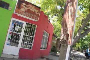 Una embarazada y otra chica toman por asalto una tienda Una embarazada y otra chica toman por asalto una tienda