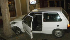 Sufrió un paro, murió al volante y se estrelló contra un árbol Sufrió un paro, murió al volante y se estrelló contra un árbol