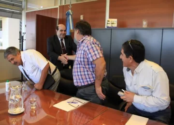 Estatales reciben el 32,5% de suba y un fijo desde marzo Estatales reciben el 32,5% de suba y un fijo desde marzo