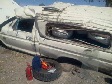 Volcó con su camioneta y se salvó por llevar el cinturón puesto Volcó con su camioneta y se salvó por llevar el cinturón puesto