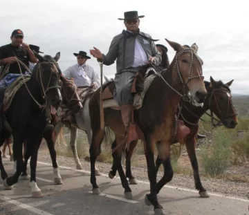 Tradición rota: por primera vez, arriba de un mular Tradición rota: por primera vez, arriba de un mular