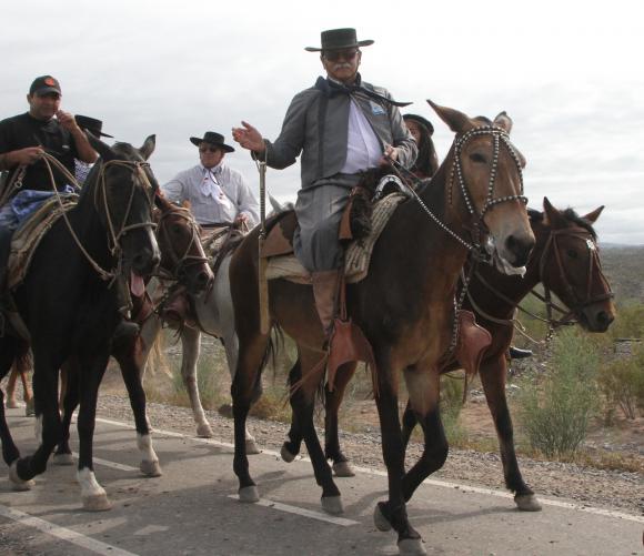 Tradición rota: por primera vez, arriba de un mular Tradición rota: por primera vez, arriba de un mular