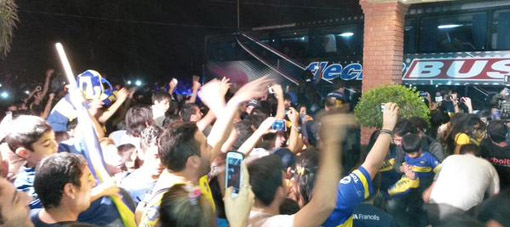 Una multitud recibió a Boca en su llegada a San Juan Una multitud recibió a Boca en su llegada a San Juan