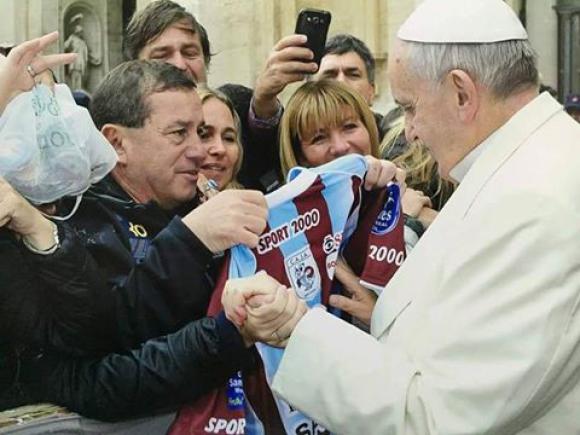 La camiseta de Alianza llegó a las manos del Papa Francisco La camiseta de Alianza llegó a las manos del Papa Francisco