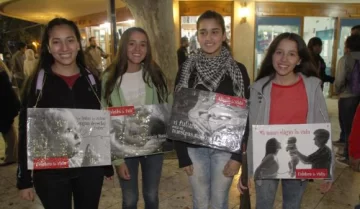 Los jóvenes defendieron la vida con cantos y batucada Los jóvenes defendieron la vida con cantos y batucada