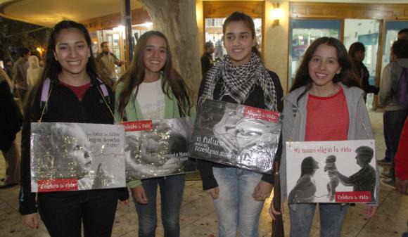 Los jóvenes defendieron la vida con cantos y batucada Los jóvenes defendieron la vida con cantos y batucada