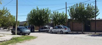En una persecución de película, un patrullero se estrelló contra un árbol En una persecución de película, un patrullero se estrelló contra un árbol