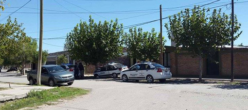 En una persecución de película, un patrullero se estrelló contra un árbol En una persecución de película, un patrullero se estrelló contra un árbol
